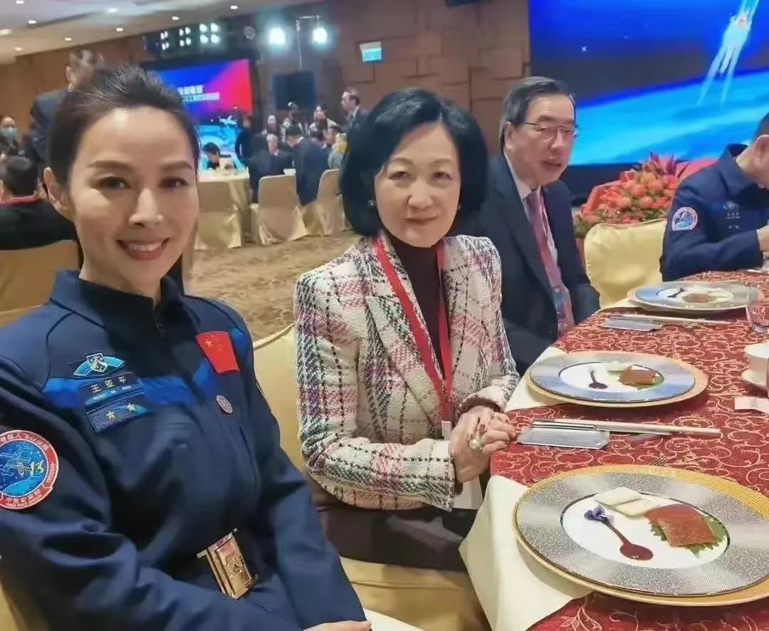 最近航天员王亚平频繁亮相，但她总是穿着那套宽皮带的蓝色航天员工作服。实际上，王亚