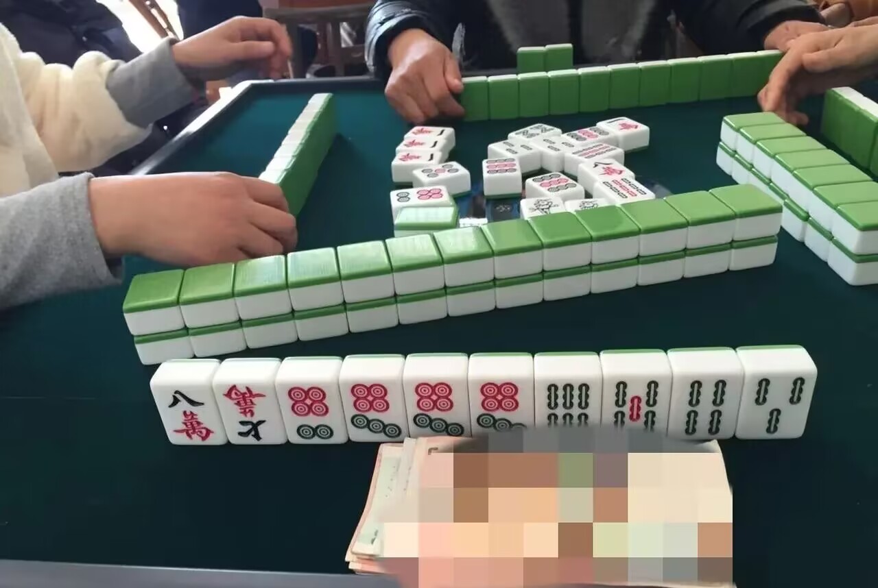 以后再也不赌牌了，辛辛苦苦干了一年，挣了8万，腊月二十五才回家，平时舍不得吃舍不