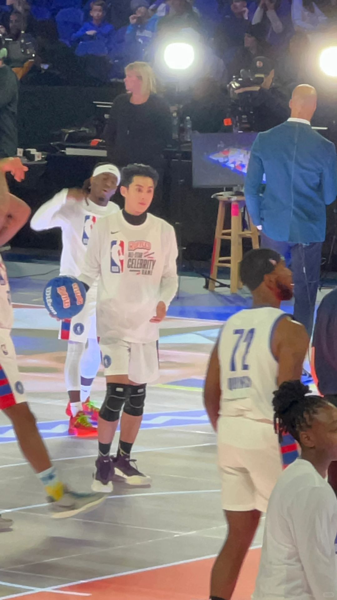 坐在后面的白女姐姐问我dylan wang是谁
今天的比赛棣棣进了好多次球 dy