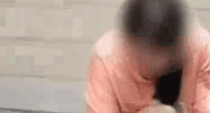 广西玉林，男子因与妻子发生争吵，竟拿自己才2岁的孩子撒气，将自己2岁的孩子从楼上