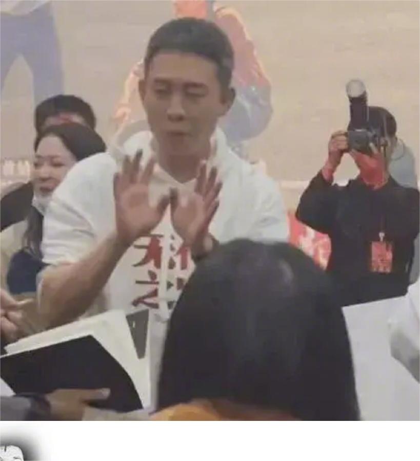 我认为不签名也没有什么不对的地方，场合都不对！
