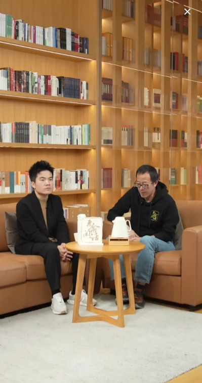 老俞放的救火大招，
就是靠着情怀拉宇辉上播，

但如果你仔细看，
宇辉的眼里已经