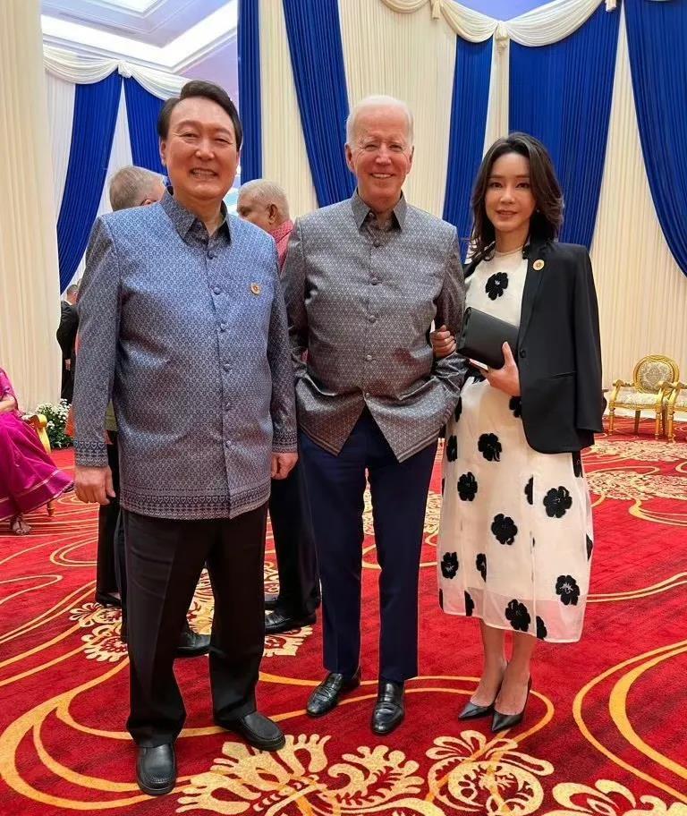 笑不活了！
韩国人怎么也没想到，
选了个“旅游达人”做总统！
上任19个月，出访