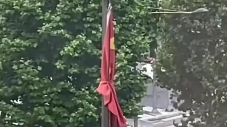 气愤！中国红旗竟被绑在韩国酒店的旗杆上！