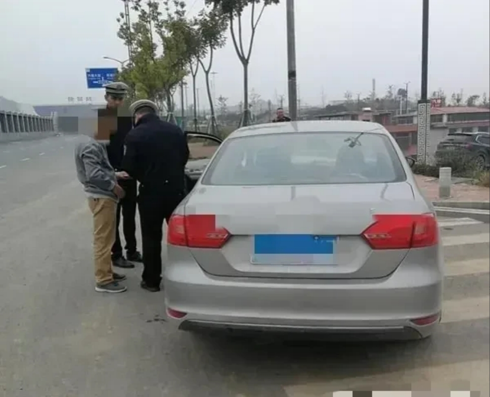 “又挡了谁的财路？”河南，一小伙开车回老家，一老乡跟着拼车，并给了小伙一点油费。