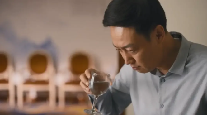 资本有多厉害，这个正直的市长也在资本面前低下了头。是无奈，也是一种悲哀。
周秉义