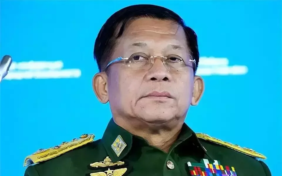 经过一系列丢城失地后，缅甸国防军总司令敏昂莱宣布部队进入紧急状态，要求机关、后勤