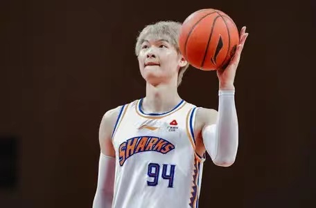 上海男篮可以打球的人这么多，但是教练没法将他们捏到一块；
上海队这个赛季成绩掉的