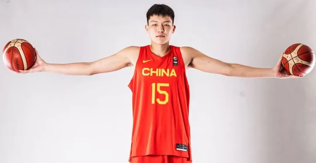 目前18岁的杨瀚森日后能达到易建联，甚至姚明的高度吗？我们简单对比分析下。

杨