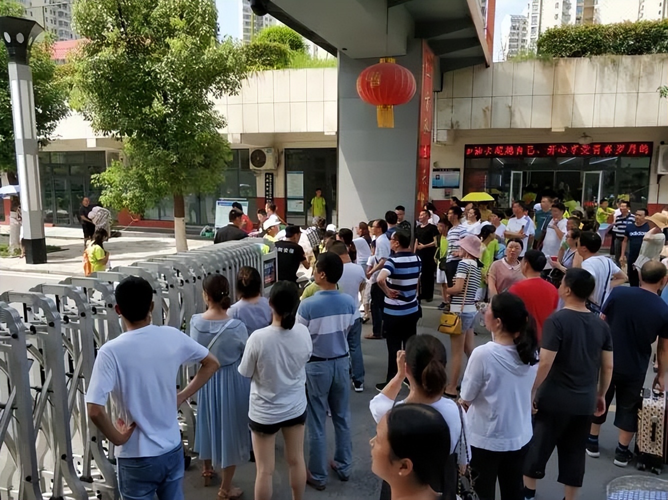 体制内，公务员上班时间接送孩子，算违规吗？明确规定来了
公务员在工作时间接送孩子