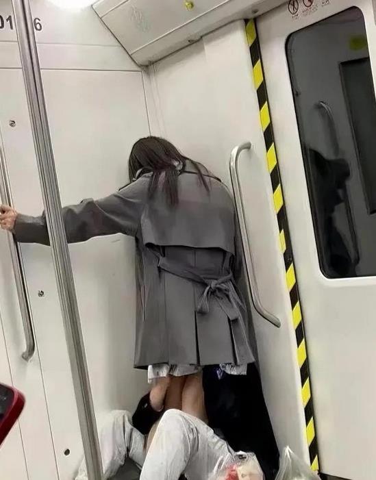 地铁上发生的一幕，我们无法得知这两人在做什么。总之，这种行为在地铁上确实不雅，你