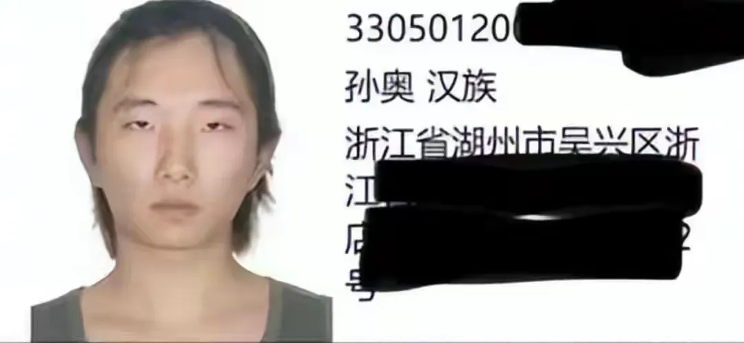 湖州故意踩烂卖菜老爷爷的人 被热心网友扒了出来。 真是有一大批人只敢对自己民族的