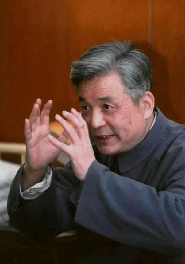 请您为伟大的科学家停留1秒钟[祈祷]

邓稼先，中国科学院院士，著名核物理学家，