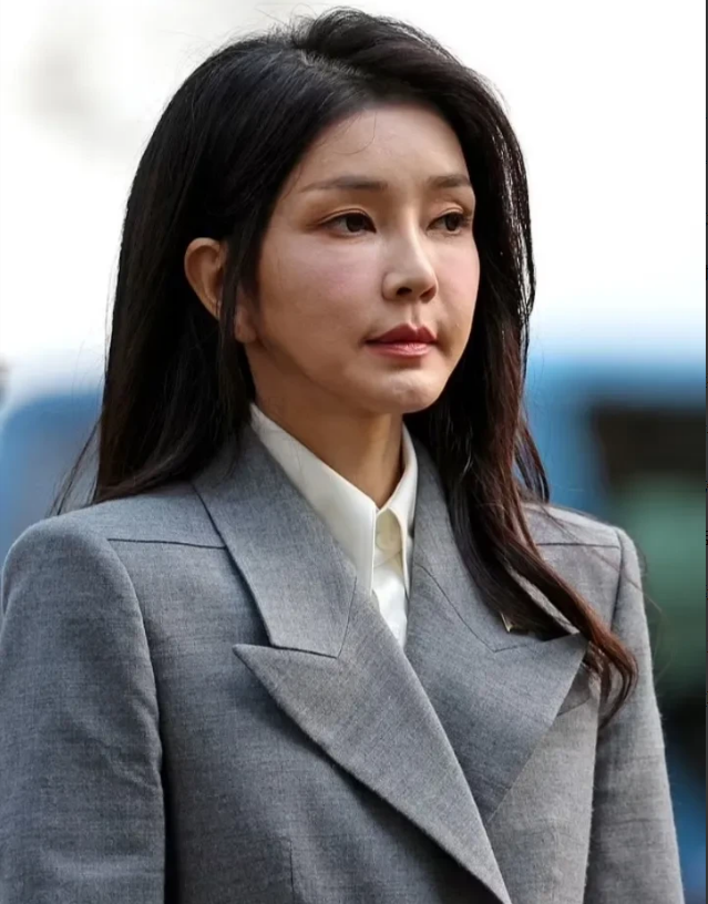 金建希昨天招待宴生图！英国网友留言称51岁的她看起来比实际年龄小十岁甚至更多。一