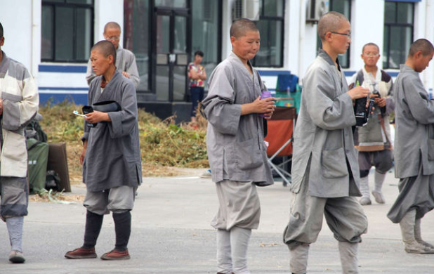 辽宁有一群比坐牢还苦的“女苦行僧”，每天只睡四个小时、吃一顿饭、出门睡野外。并且