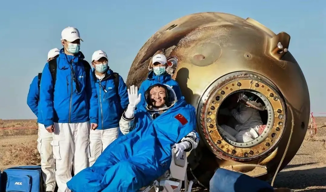 由于本人以知有限，至今搞不明白印度的飞船返回舱为何几乎毫无损坏，我们的飞船返回舱