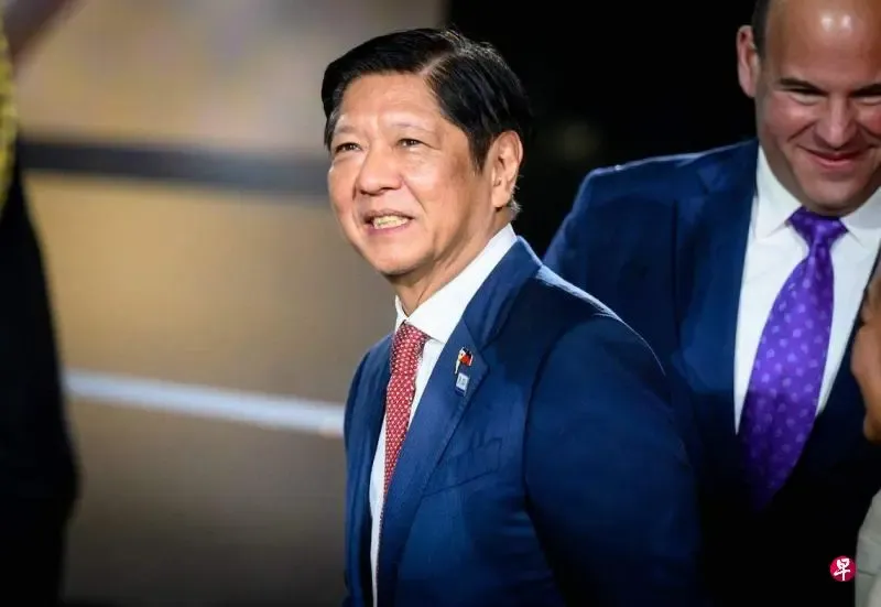 菲律宾总统小马科斯19日在美国夏威夷宣称，菲律宾不会放弃“一平方英寸的领土”。他