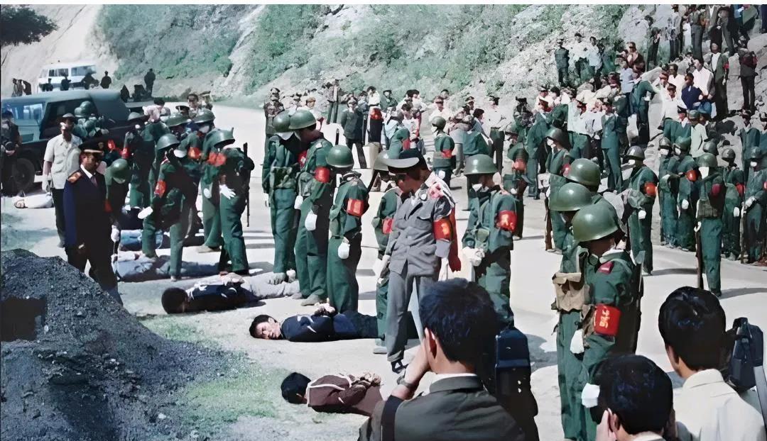 这张照片拍摄于1983年，广东潮汕地区，几名被执行死刑后躺在血泊中的情景。画面中