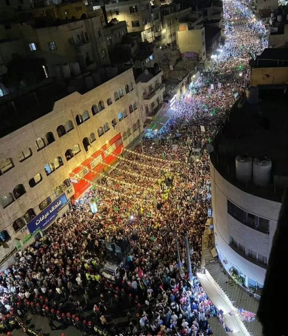 支持美国的约旦，首都安曼已经完全失控了，哈马斯发起的反击，作为阿拉伯国家的约旦，