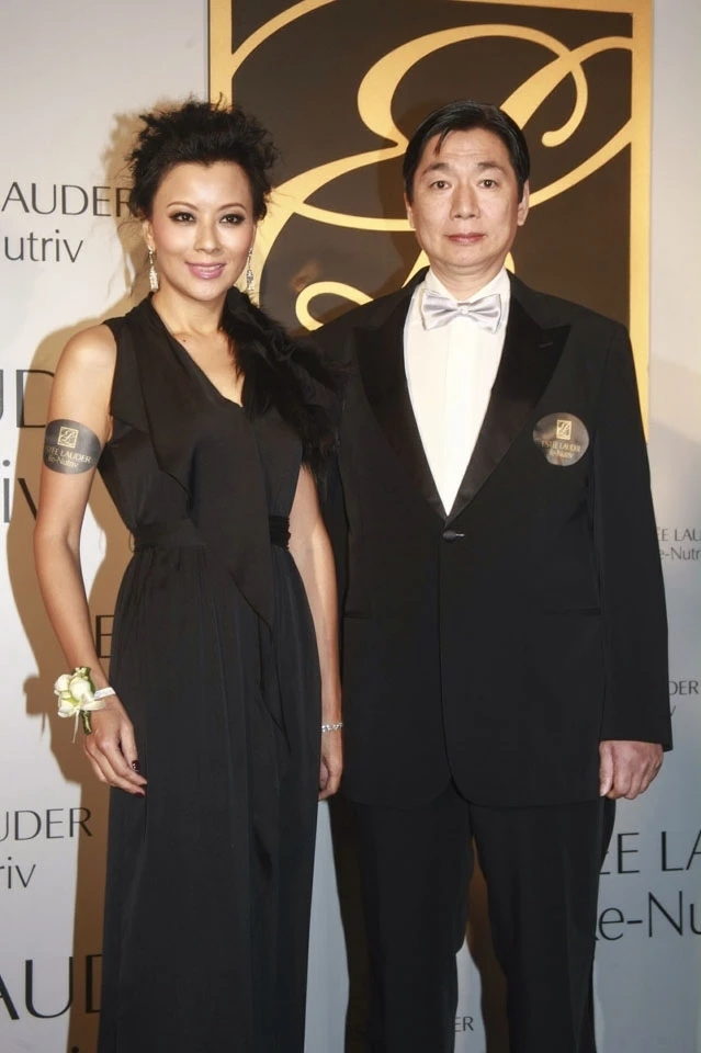 她曾经是香港小姐选美亚冠，拍过很多出名香港电影，那时候的颜值算是顶级水平，现在还