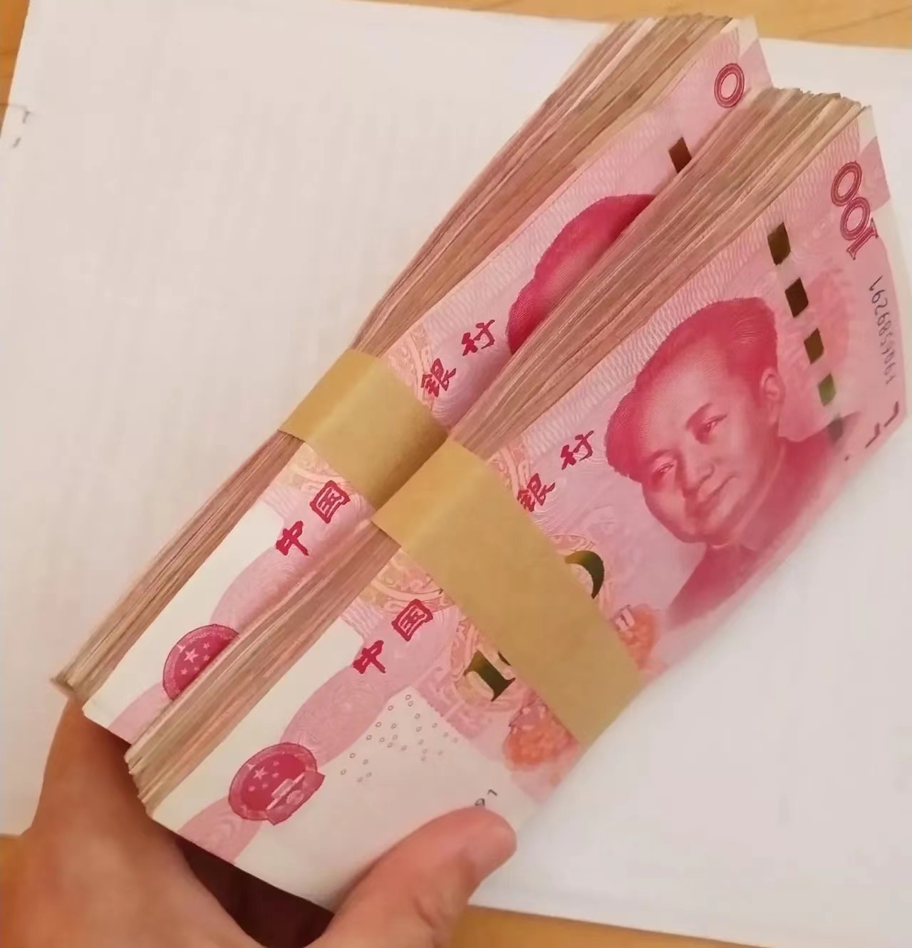大家发现没有？今年银行的风向完全变了！往年一到年底，各个银行都到处揽储。我家亲戚