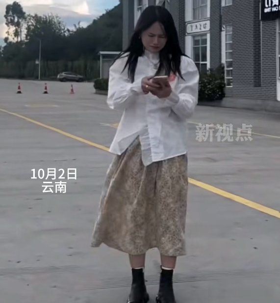 女子被丈夫扔在服务区，打电话不接，一个人急得直跺脚。这事儿发生在云南，看着女子一