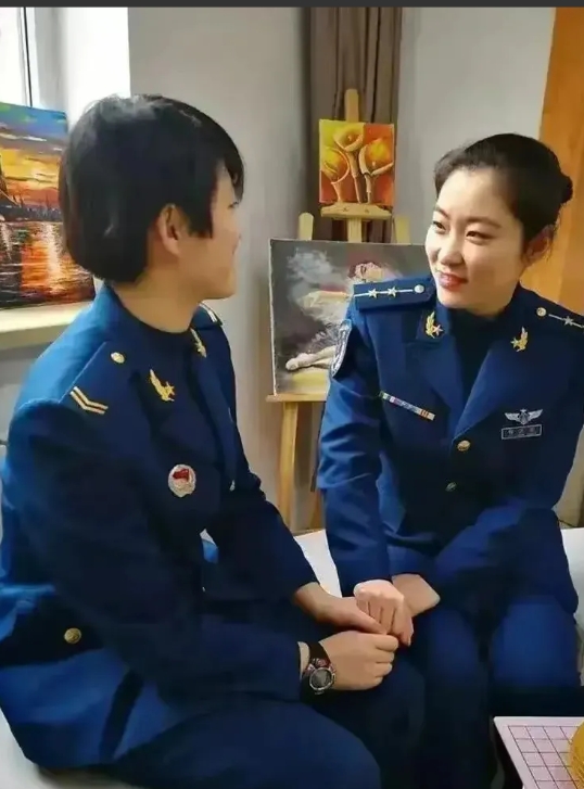 这张照片拍摄于2021年10月，单位里的一位同事专业前和战友的合影。她在新疆边防
