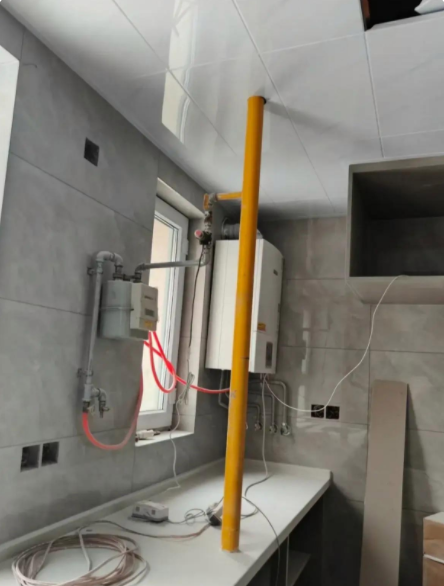 这如果是燃气公司随心所欲的安装，那就太不应该了！

不过应该也不会出现这样的事！