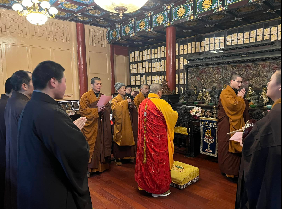 释永信大和尚，在新年第五天。金刀剃发。收徒剃度。

他说：金刀剃下娘生发，除却尘