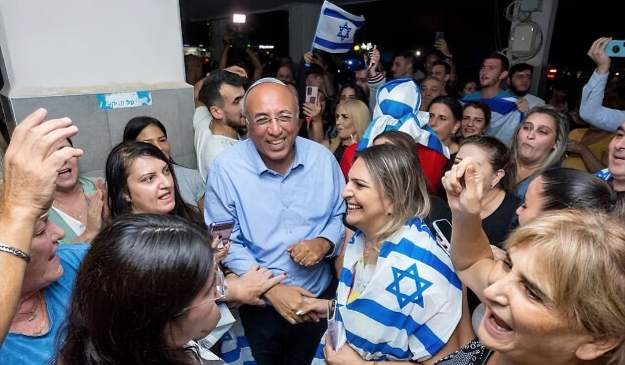 以色列人欢呼。
在进入加沙之后，以军成功解救了第一位被哈马斯绑架的人质。
从照片