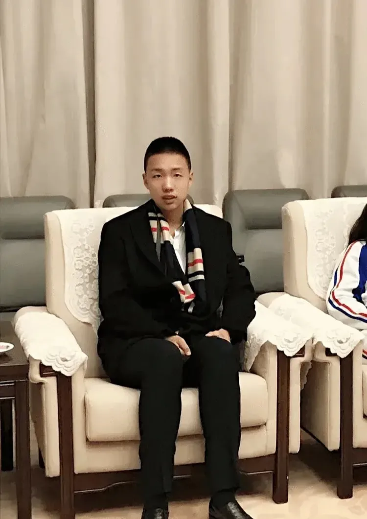 他就是毛泽东的唯一曾嫡孙～毛东东。毛东东是毛新宇和刘滨的独子，今年20岁了，已经