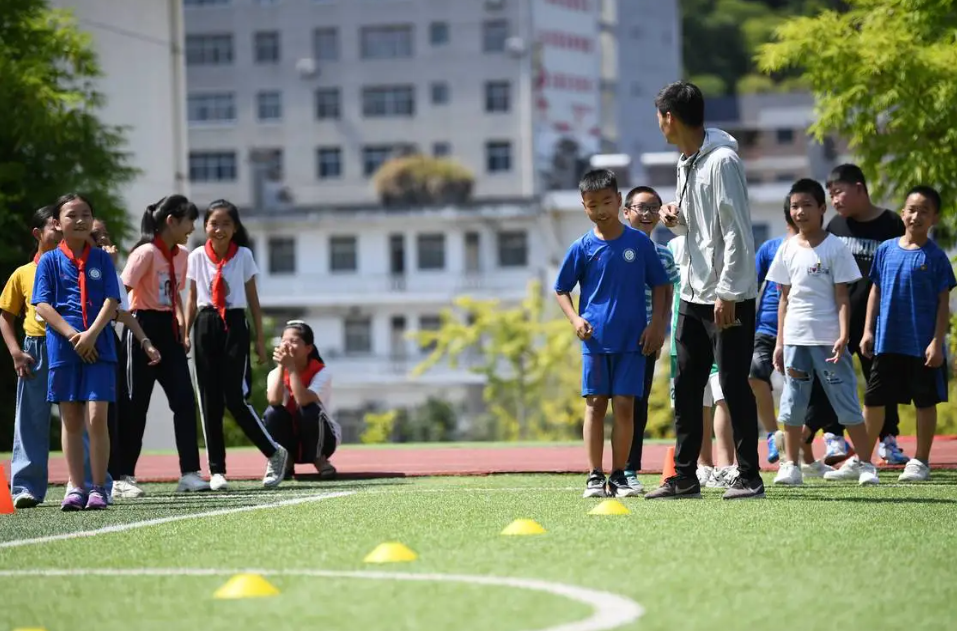 如果让我当上了教育局局长，那必须得干四件事。
·第一件事就是每天一节体育课，体育