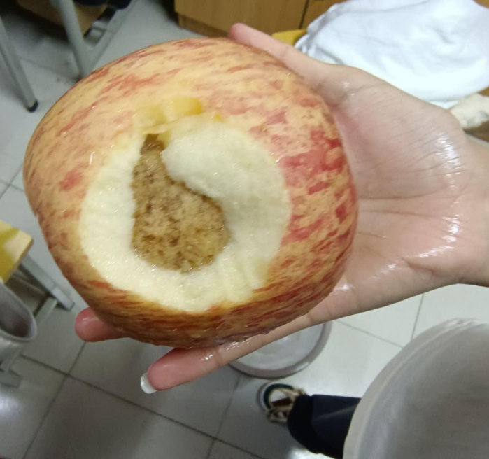 15一斤买的苹果，咬一口里面居然是这样的，这还能吃吗？