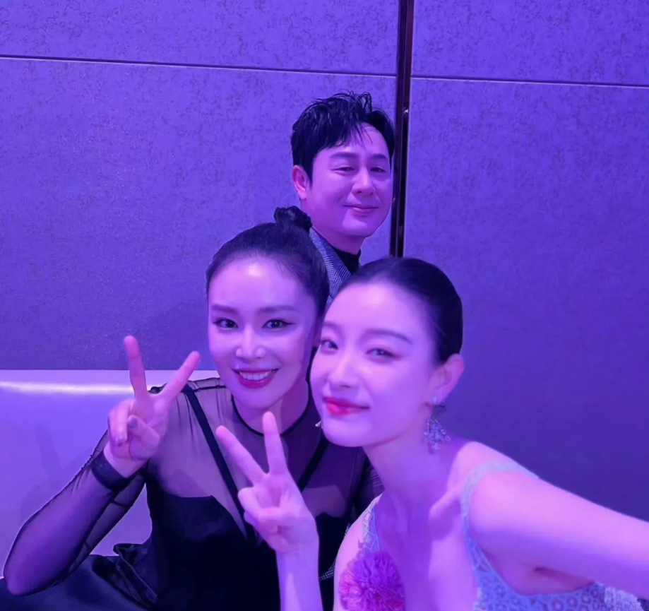 高叶倪妮合影，正好背后高启强张颂文乱入。并配文称开启村口老太太聊天模式，这是要开