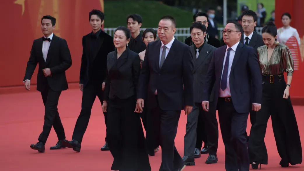 陈红章子怡相差十岁像隔辈人，全程冷脸无互动抢C位