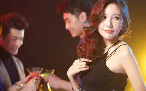 姐姐失踪后， 我去夜店当诱饵寻找真相，却看到有人变成诡异的干尸