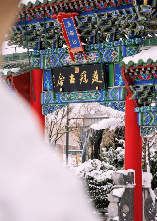 郑州朋友圈最美雪景 冬天最大的仪式感就是下雪。雪后，郑州文庙，红墙青瓦与皑皑白雪