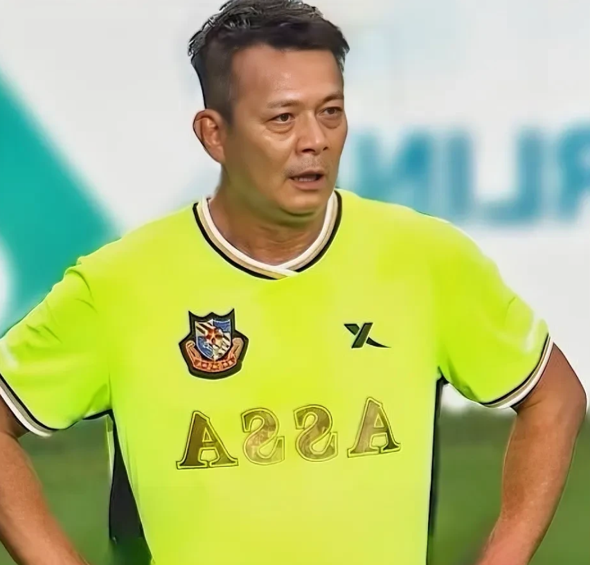 国足应该学学黄日华！香港明星黄日华在贵州踢球与村超球员发生冲突的视频我看了，说实