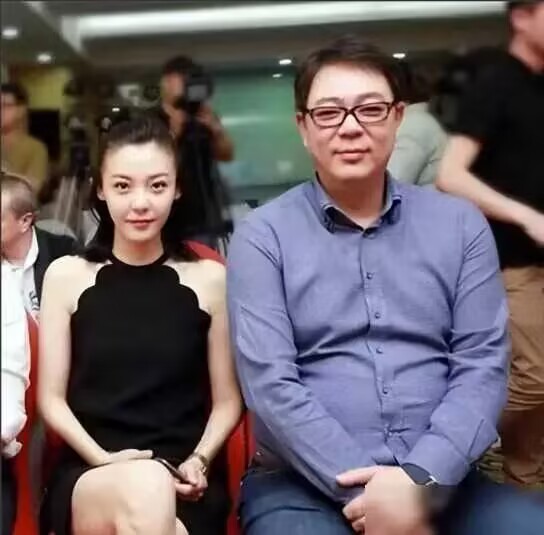 这两人竟然是夫妇！这实在是太意外了，令人十分惊讶！他们的婚姻一直是一个巨大的谜，