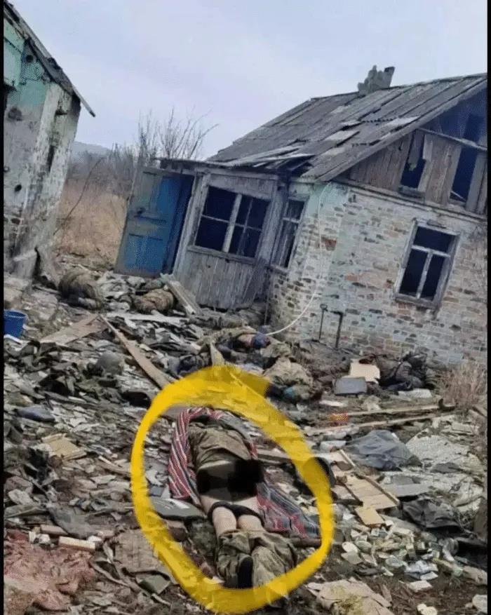 一个女士兵倒在了废墟之中，衣衫不整，这一幕被战地记者抓拍到，发到网上后，引来了热