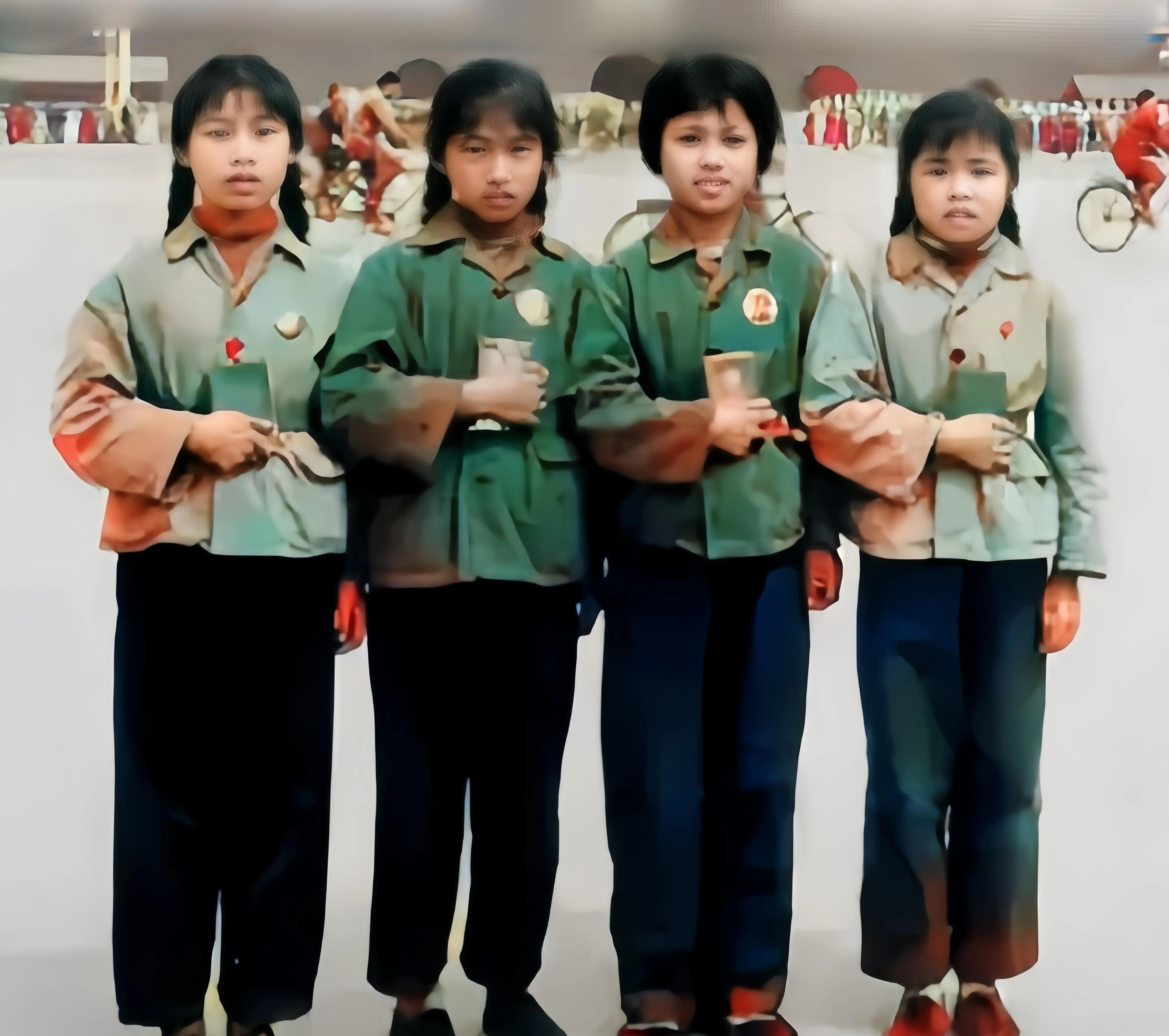 这是4位好闺蜜相隔50年在同一个地方合影对比。
50年前，4个好闺蜜外出去游玩，