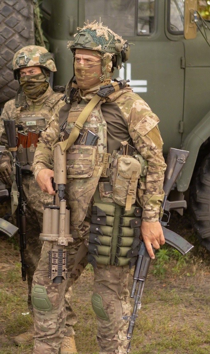 这才真是掷弹兵，乌克兰第 95 空中突击旅突击队士兵身上挂的全是掷弹，这榴弹袋子