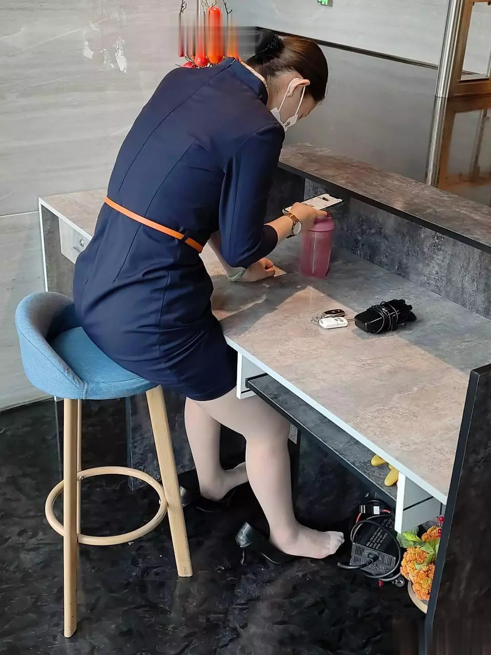 你以为的前台小姐姐，其实是这样的