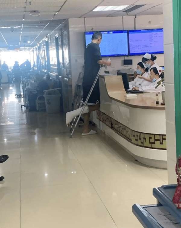 靓女，等我脚好了开摩托载你兜风？
福建男篮陈林坚日前不幸遭遇交通事故，腿骨断了，
