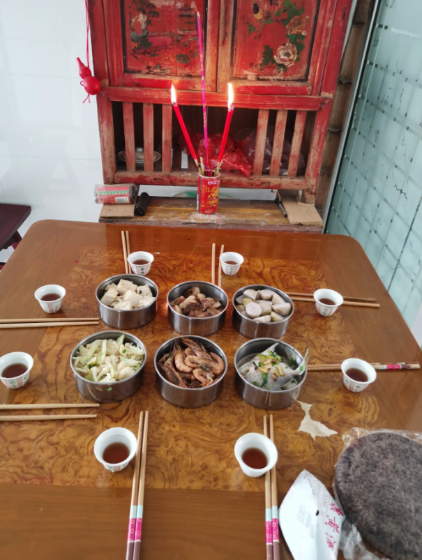 按照家乡的传统习俗，今天要过七月半（中元节），家家户户要做六道或者九道菜肴，用来
