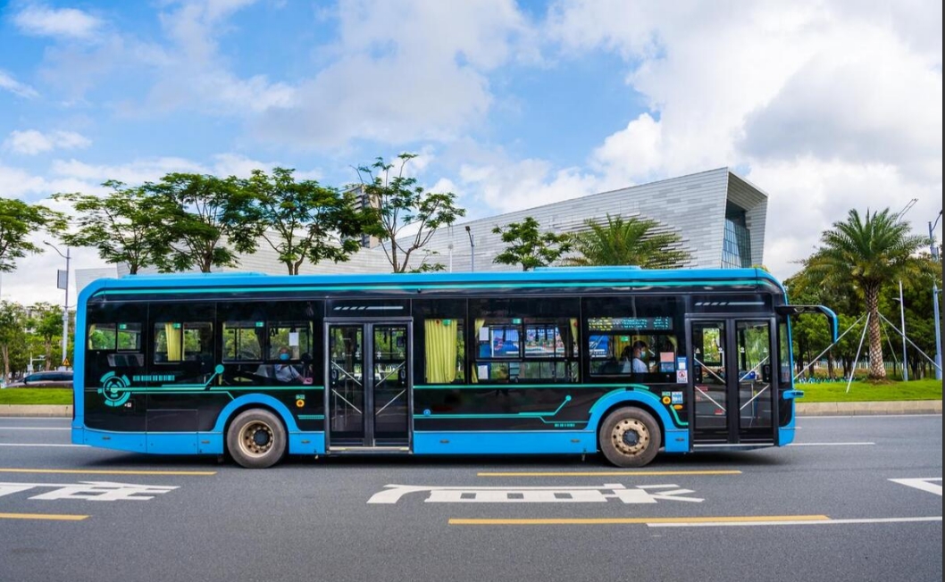 内蒙古，男子坐公交车被打，妻子拉他下车，谁料那人居然追下车，并把他推倒在地，妻子