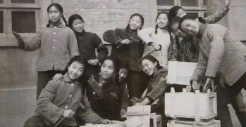 王洪文的女儿王亚萍靠做生意起家，但功成名就以后，她却并没有移居海外，还拒绝了外国