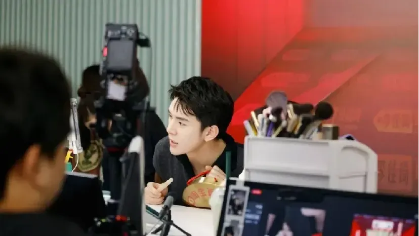 李佳琦的事，很多人吐槽电商和直播带货抢了老百姓的工作机会
李佳琦22年卖了650