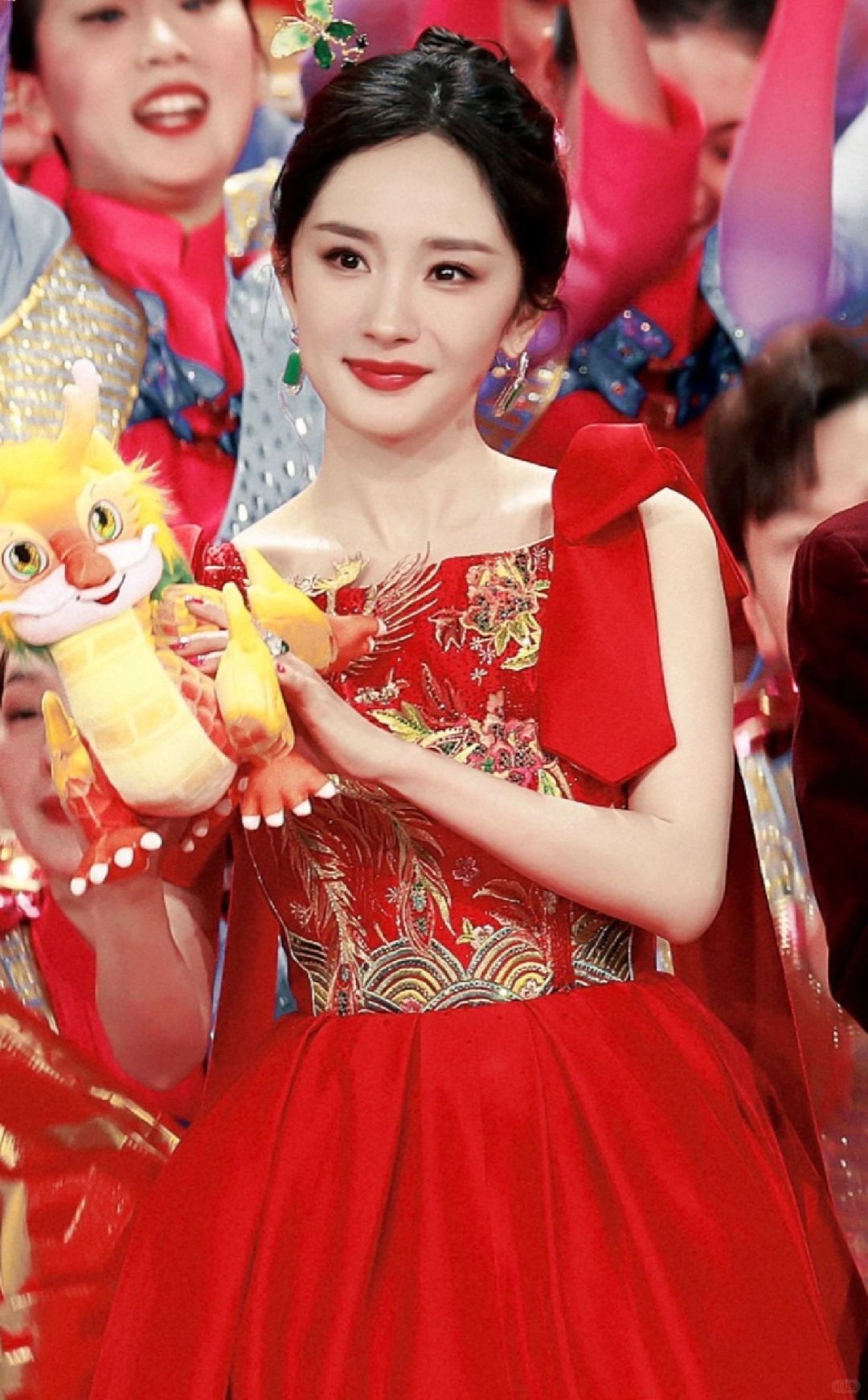春晚大忙人
打工人泪目了

杨幂春晚两个节目
我以为已经是极限了
结果现在
前有