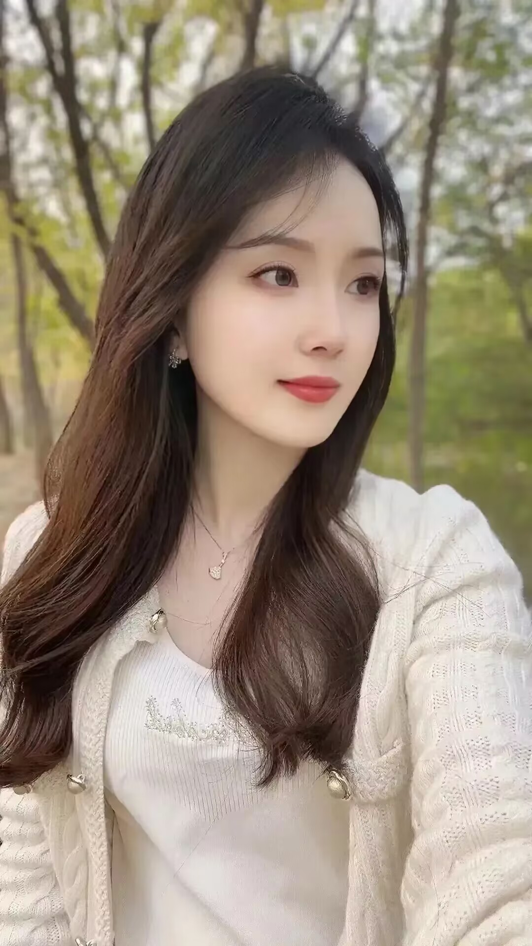 新来的女同事向我借了200元，我毫不犹豫地转给了她。我惊讶地发现，她当天下午就立